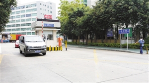深圳宝安西乡一物流园市政路上设卡被居民投诉