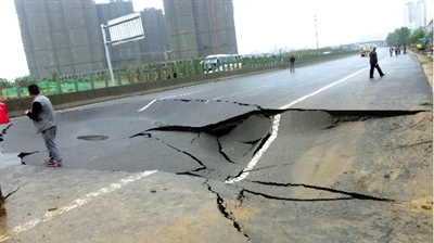 塌坑幾乎佔據整個南半幅車道