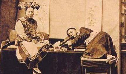 罕见清朝后宫照:贵妃骑驴 打牌抽烟都来