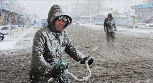 内蒙古五月飞雪引人惊叹 降雪持续17个小时--中