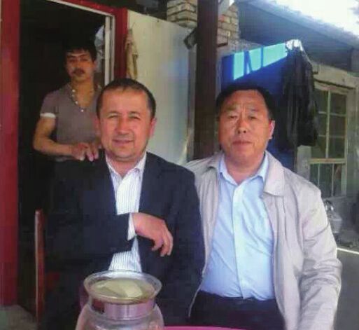 扎克尔 买买提艾力(左)和债主刘建青.图据网络