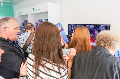 美国大妈逆疯抢照爆红 源自天涯热贴--浙江频道