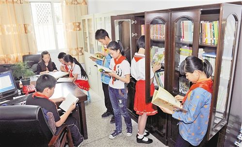 自费买书上千本 老师办公室里有间神奇图书馆