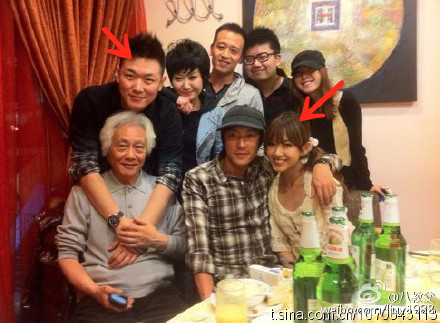 田源被曝出轨与神秘女孩当众亲吻 扒田源秀恩