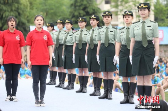 南京中医药大学女子国旗班亮相 飒爽英姿引关