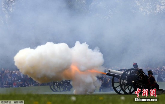 伦敦海德公园鸣41声皇家礼炮庆祝小公主诞生