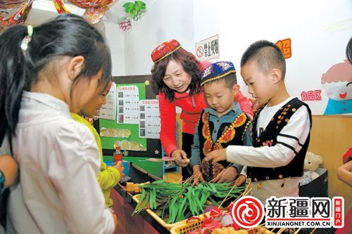 乌鲁木齐市一幼儿园园长窦玲:把民族团结融入