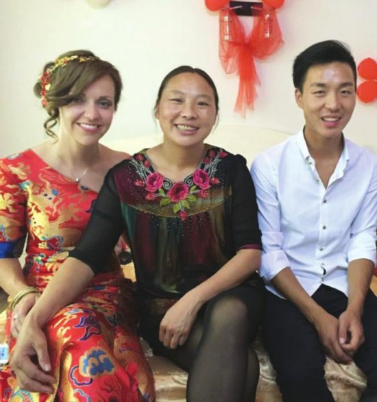 四川:初中生搞定英国美女大学生 求婚花掉半年