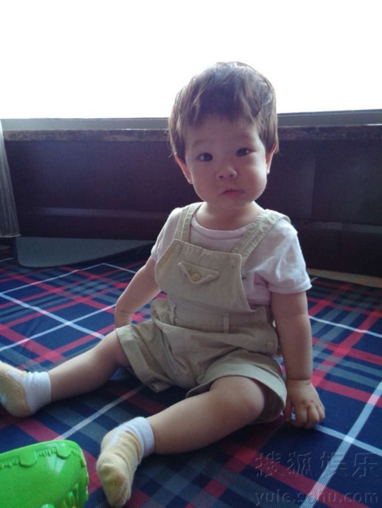 《爸爸回来了2》杜江儿子嗯哼帅气爆表 亲吻镜