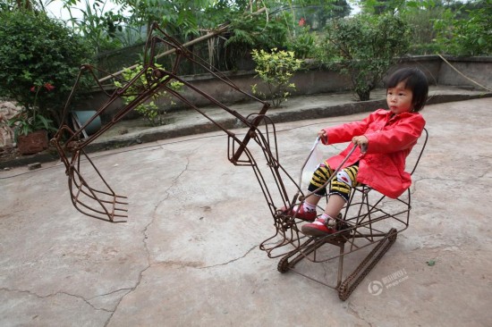 四川90后农民自制挖掘机 造价3万