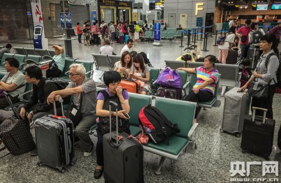 图为焦急等待中的旅客
