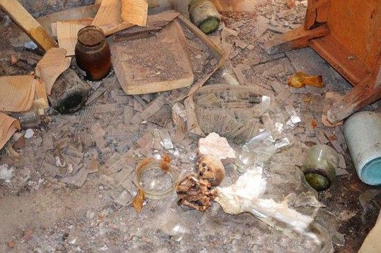 俄被装在瓶子里的僵尸婴儿(图)