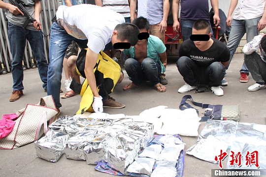 广西边境涉嫌武装贩毒家族团伙被端/图