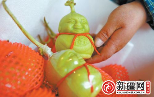 乌市商超及水果批发市场现人参果引好奇