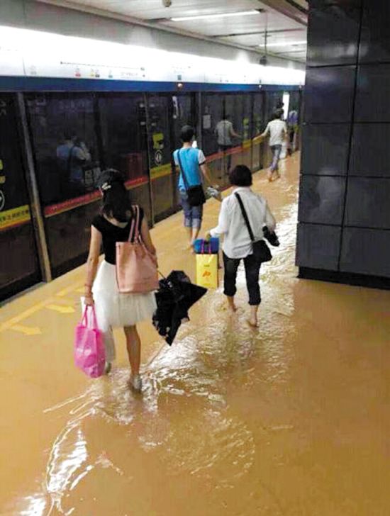 广州地铁站厅成河 水浸黑点仍在