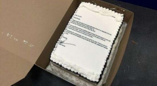 美国一员工将辞职信印在蛋糕上 与同事甜蜜道