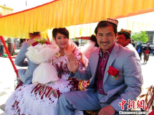 新疆南部乡镇上的集体婚礼(图)