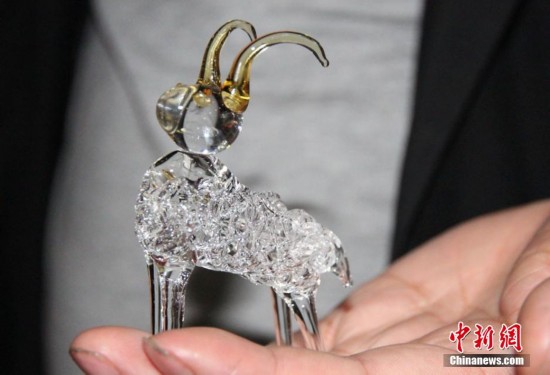 80后 艺人兰州街头烧制 水晶十二生肖 (图)