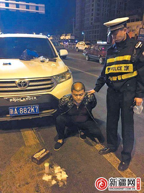 乌市男子车里藏百余克毒品 面对交警检查出示