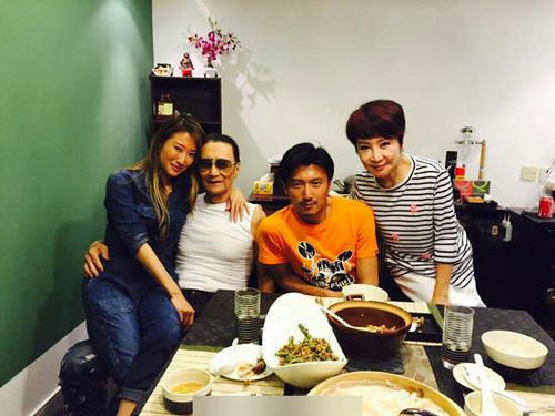 谢霆锋学王菲虔诚拜佛 赴泰国曼谷上香跪拜(图