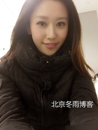 央视女主播戴苹果手表出镜遭批 曝清纯生活照