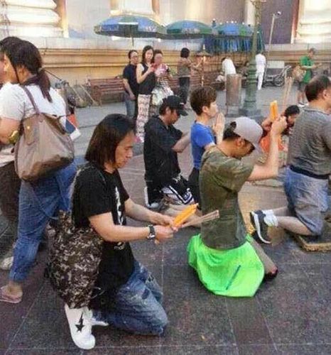 谢霆锋学王菲虔诚拜佛 赴泰国曼谷上香跪拜[图