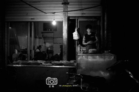 90后小伙用镜头定格回民街 感受西安最本土人