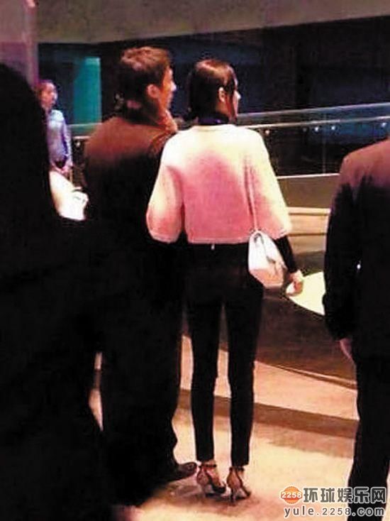 网友韩国偶遇王思聪 与两<em>长腿美女</em>出游--重庆视