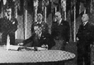 1945年6月26日，顧維鈞正在代表中國在《聯合國憲章》上簽字，后立右二為董必武。