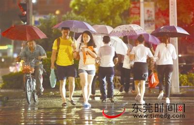 东莞启动暴雨模式 风雨频繁