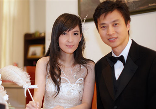 2009年1月,周慧敏与倪震结束19年离离合合的爱情长跑在家中注册结