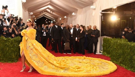 蕾哈娜Met Gala抢镜礼服被玩坏 鸡蛋饼 装遭恶