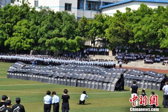 四川警察学院开运动会 场面宏大犹如阅兵式