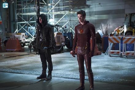 闪电侠21集剧透 闪电侠绿箭侠火风暴联手抗敌