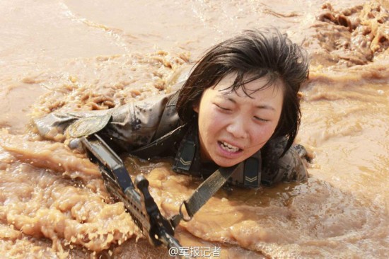 女兵泥水中艰难前行