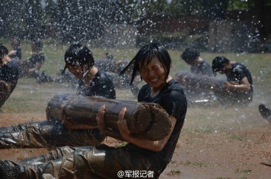 解放军女特种兵残酷训练曝光:蛇群中取枪