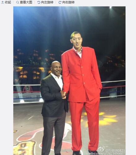 孙明明晒与泰森合影 网友:这身高差也是萌了(图
