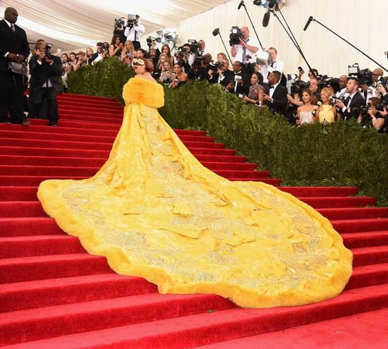 蕾哈娜Met Gala抢镜礼服被玩坏 鸡蛋饼 装遭恶