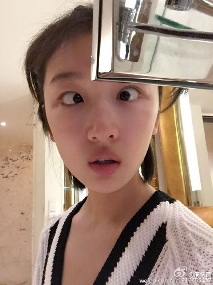 90后女星自拍技能大pk"玉娆"水嫩周冬雨斗鸡眼逗比(图)
