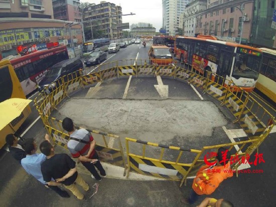 广州康王北路昨晚发生地陷 今晨地陷处已回填