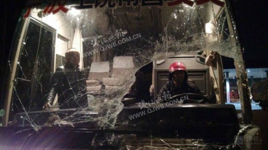 挡风玻璃碎了,客车司机戴头盔开车上高速