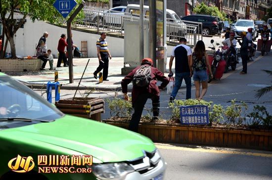 达州绿化带上设带刺钢丝网 行人扒开穿越禁区