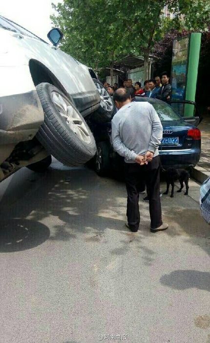 两司机争斗致路虎骑上奥迪车