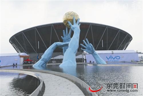 高18米贴金箔 东莞篮球新地标《众志拼搏》落