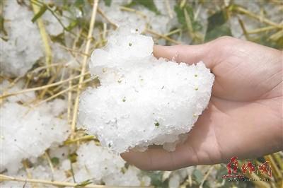 河南平顶山遭遇雷雨冰雹天气