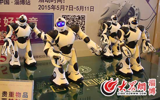 会说话跳舞打球的智能机器人亮相淄博 惊呆市