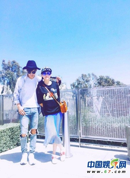 大左与好友小清新照 破洞裤被吐槽:罚跪了多久