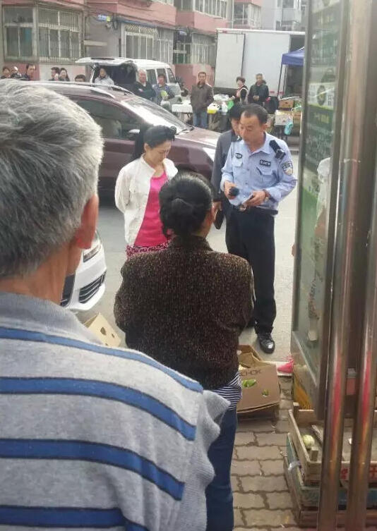 女子叫人开奥迪撞水果摊 狂言:一会儿让你跪下