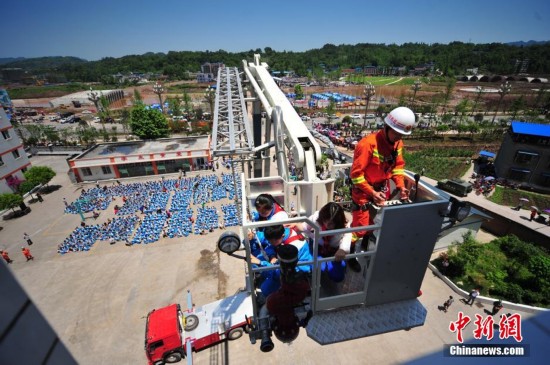 四川防震救灾综合演练举行 提升逃生和救援能