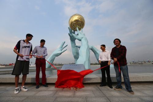 东莞篮球城市雕塑《众志拼搏》正式落成